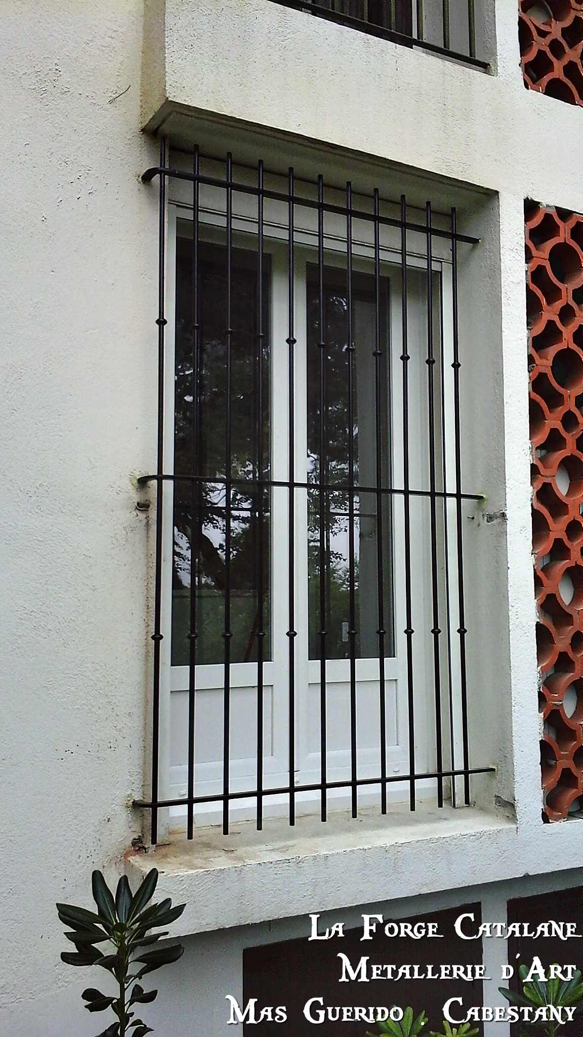 grille fixe barreaux rond bagues fer Forge Catalane Cabestany.jpg